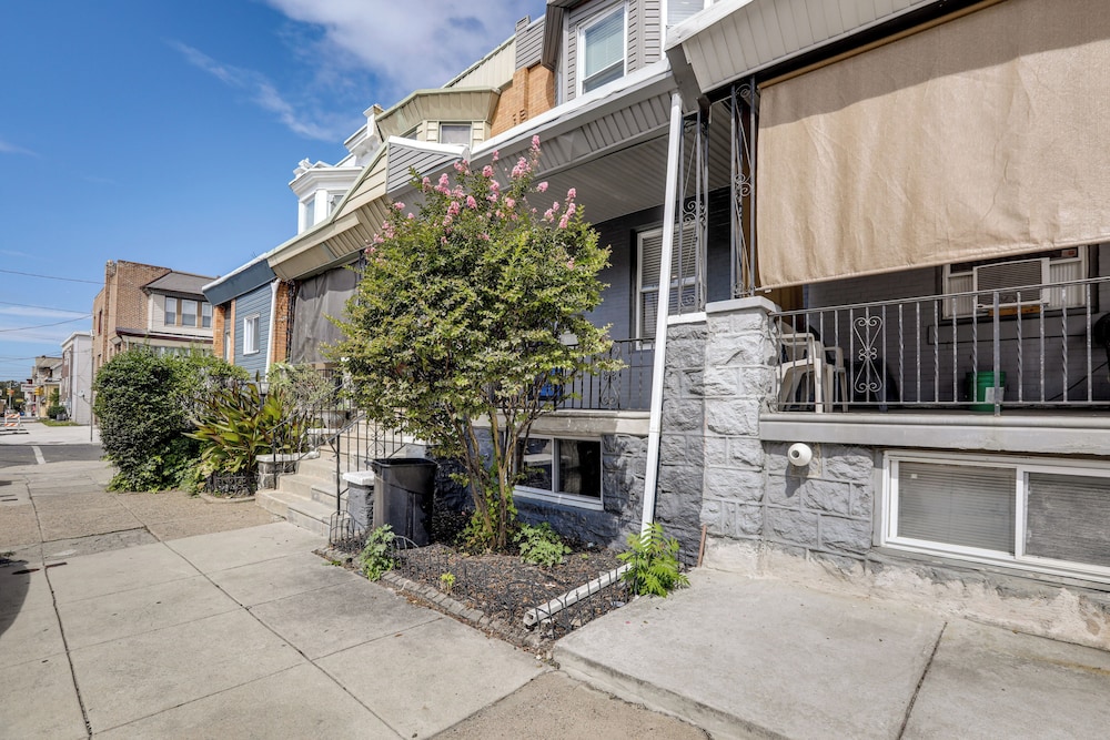 Private Backyard Jawn! Multi-level Philly Rowhouse