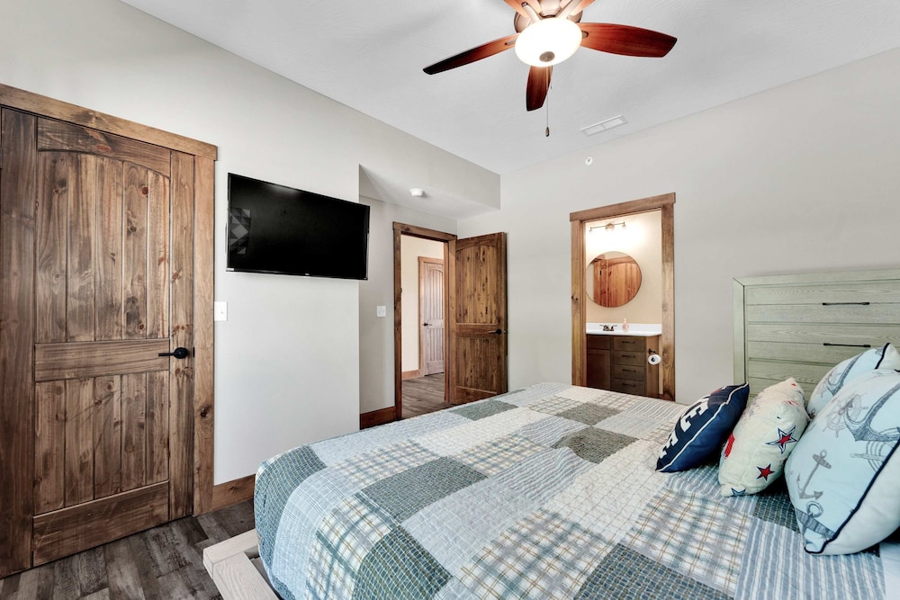 Luxury 7-bedroom Home With Hot Tub Fireplace view 4