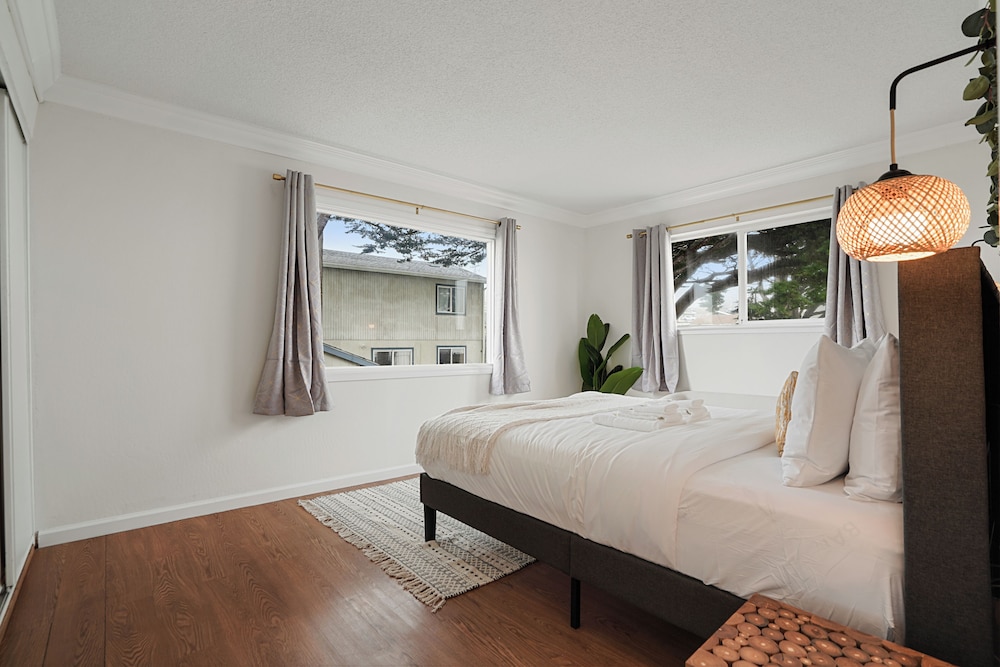 Tranquil 2BR with Coastal Mountain Views