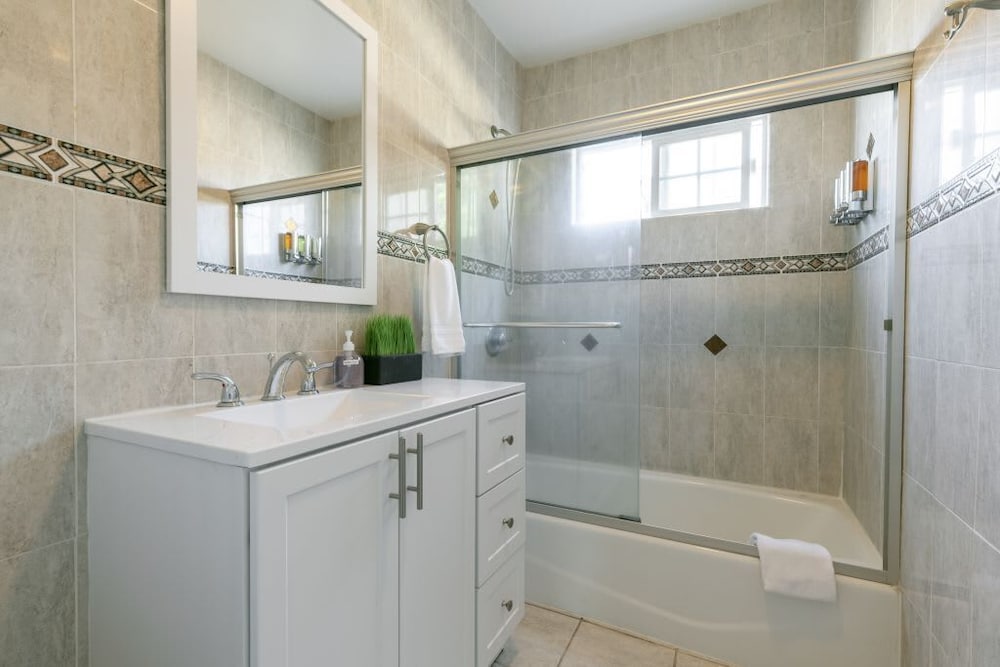 Charming Spacious Home - Modern Comforts, Prime Location