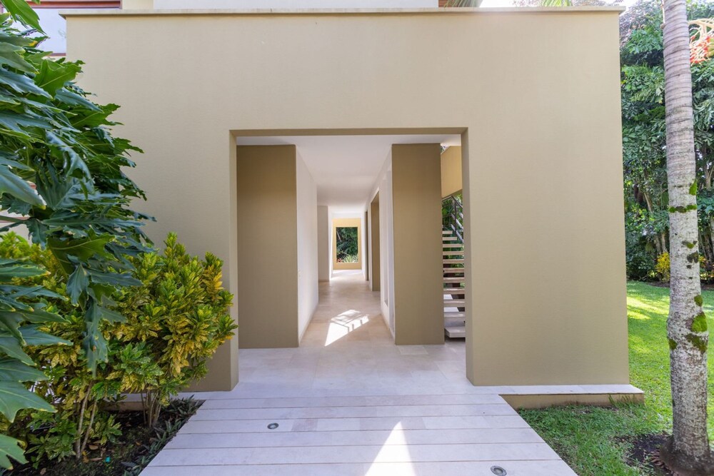 w Glowing 4BR Villa w Pool at Mesa de Yeguas