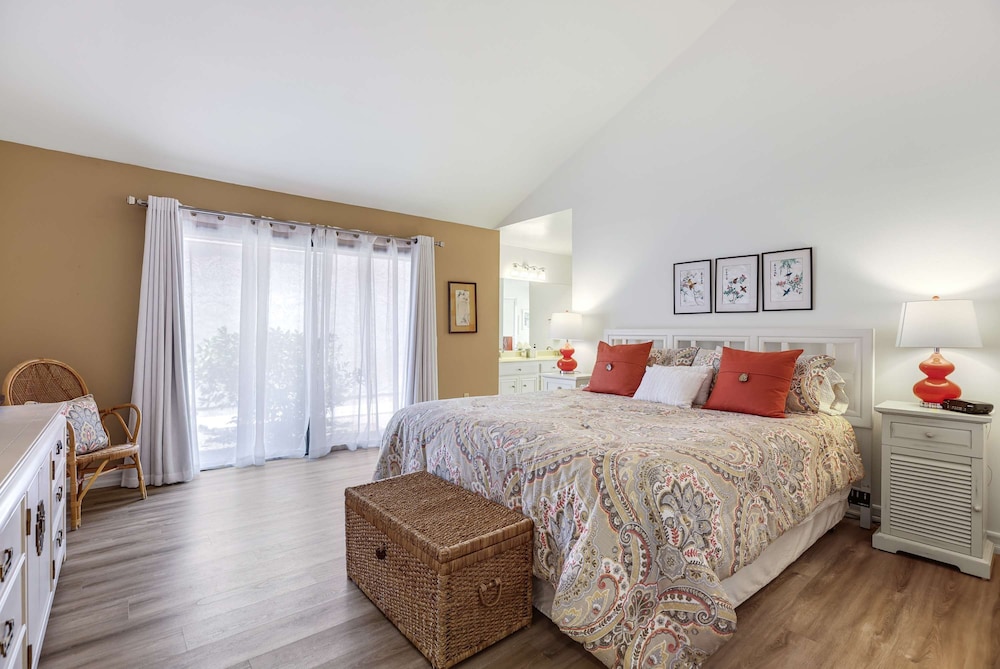 Spacious Single-story Condo With Golf Course Views