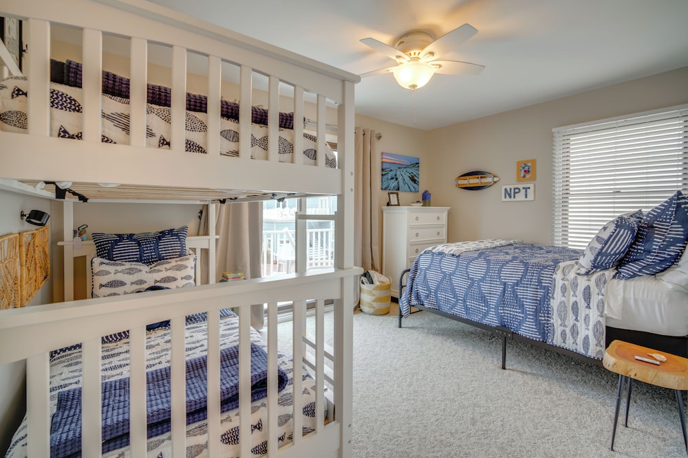 Steps to Beach: Townhome w/ Balcony in Ocean City