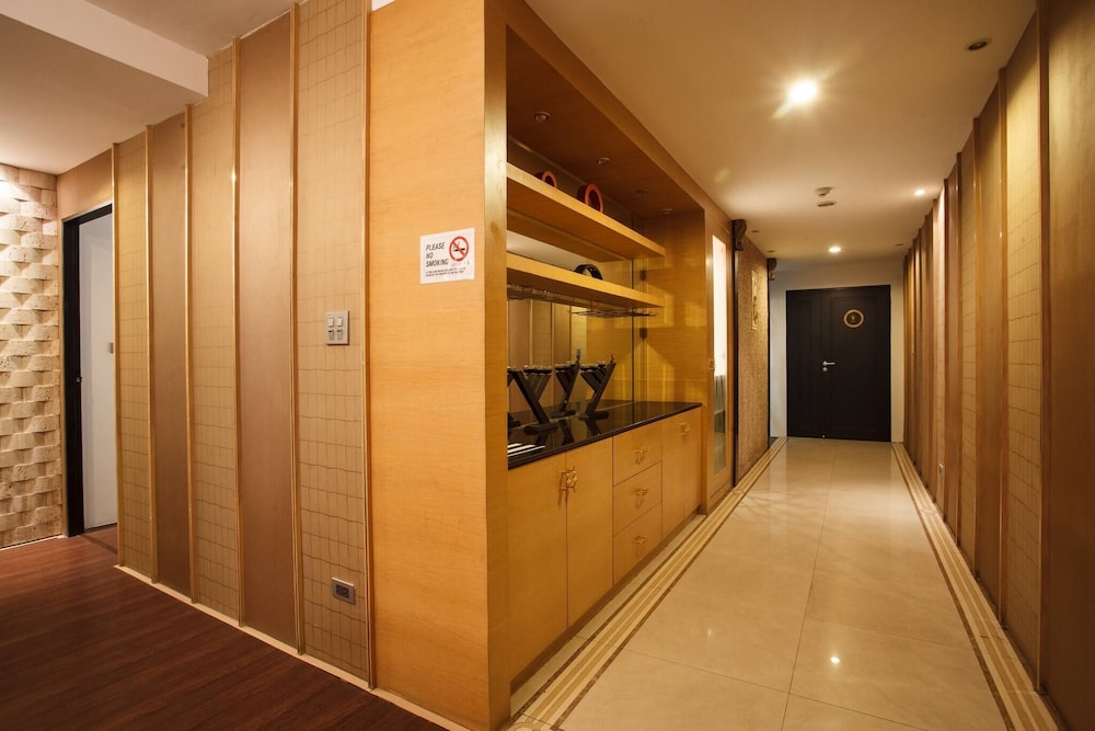 2D - 3 Bedroom Downtown Apartment With Shared Pool