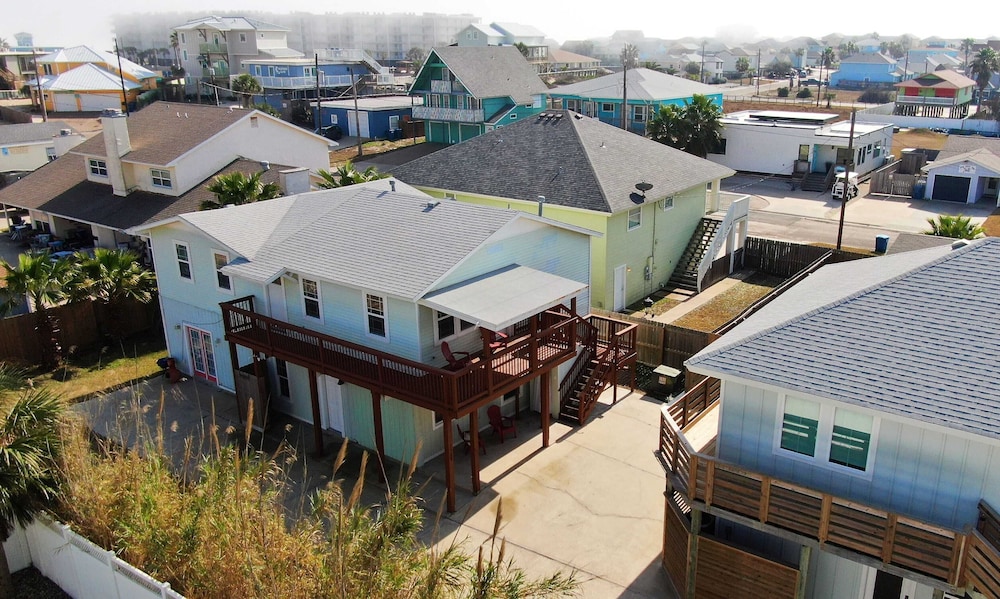 Near Beach & Dining in Golf Cart Zone + Private Balcony Salty Sunshine #B