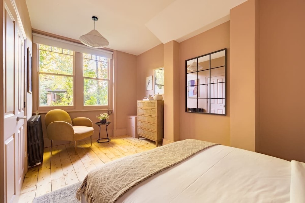 The Abinger Place - Inviting 2bdr House With Study Room & Garden
