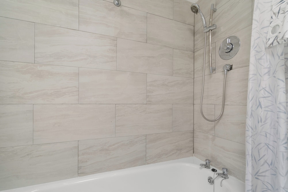 Staines House-3bed-sleeps7- Freep-close to Airport