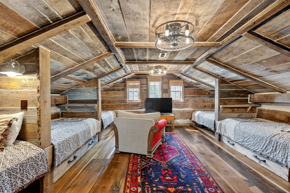 Cabin Unbound - Historic Lakefront Comfort 4 Bedroom Cabin