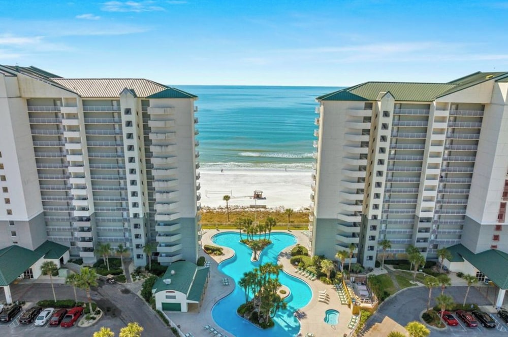 Coastal Hideaway: Cozy Beachfront Studio Sleeps 4 With Stunning Views!