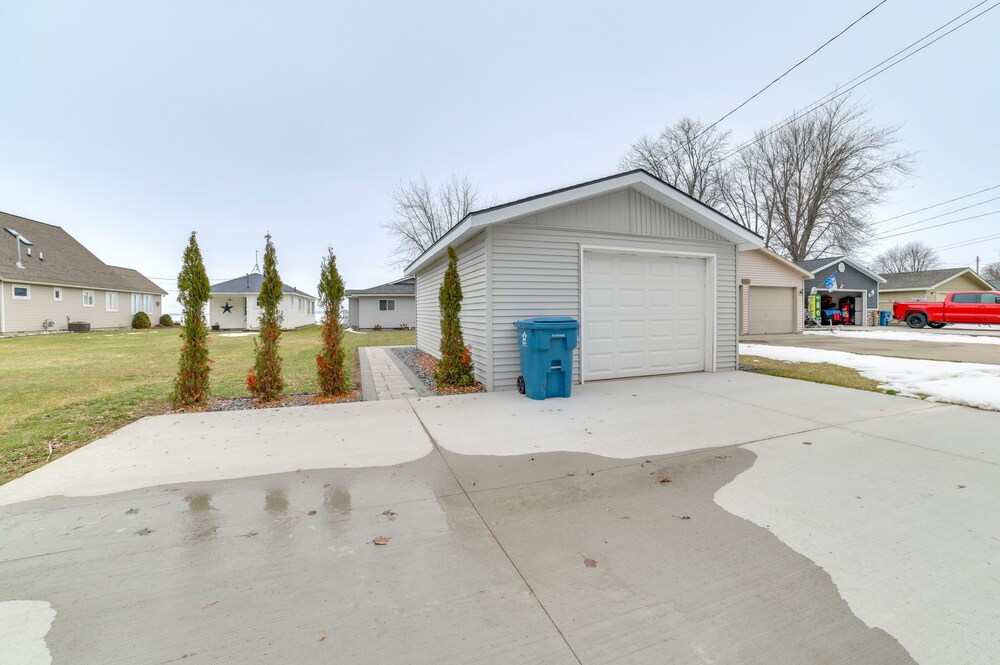Bright Houghton Lake Home w/ Boat Dock + Fire Pit view 2