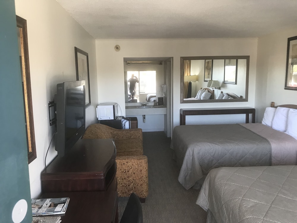 American Inn and Suites