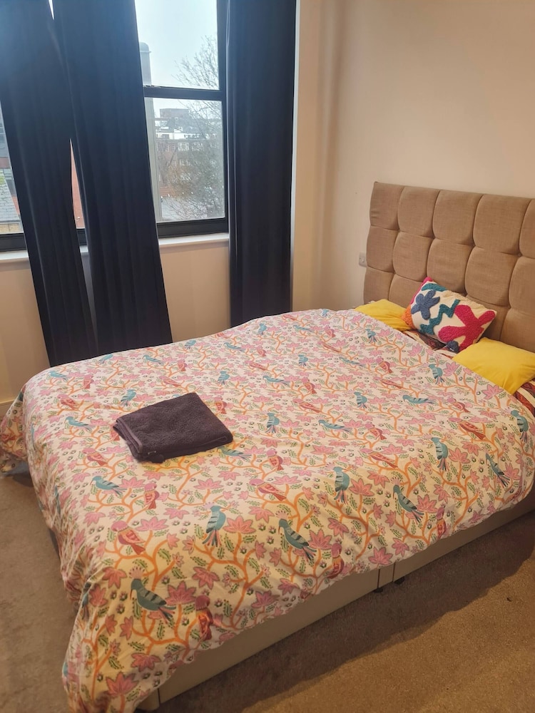 2 Beds Flat Centrally Located 2 Mins From Station