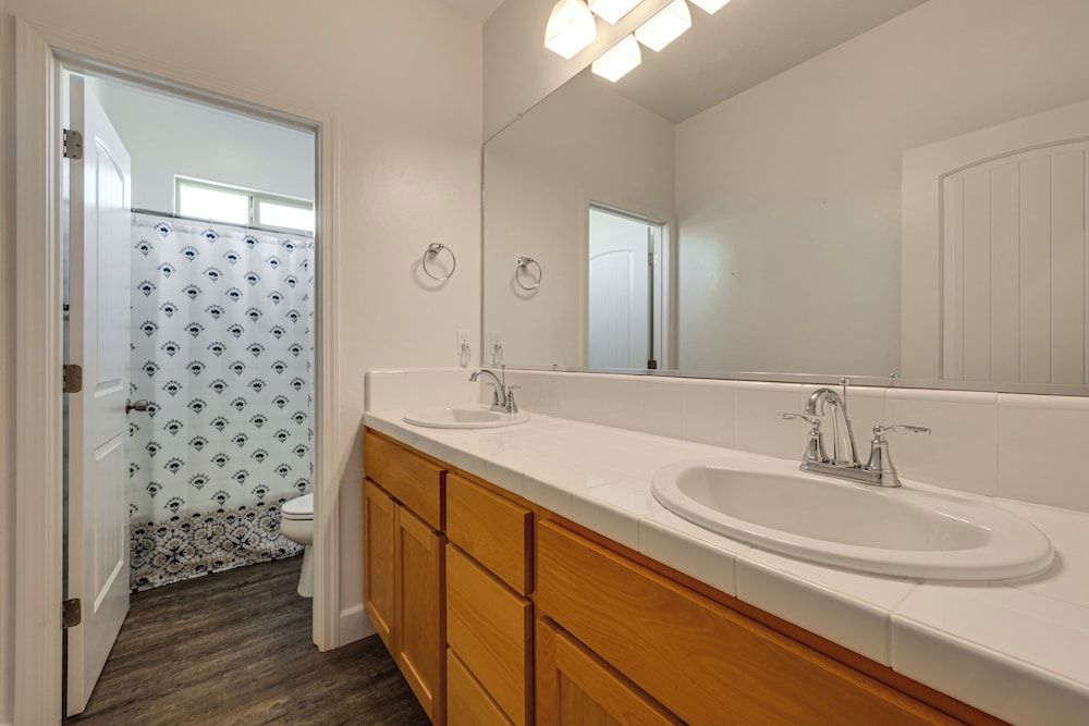 1 Mi to Golf! Spacious & Modern Home in Dinuba