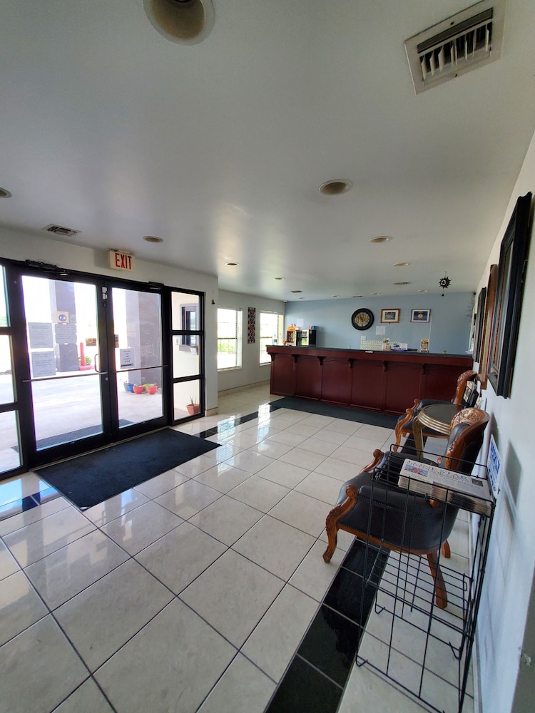 Deluxe Inn & Suites
