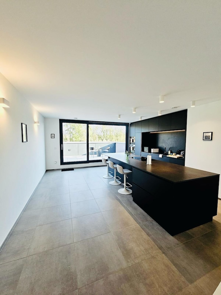 Spacious 3 bedroom large terrace&parking