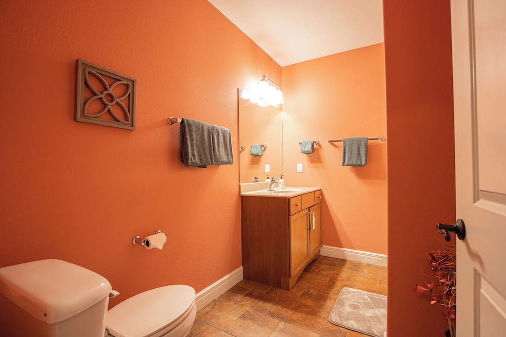 Huge! Sleeps 30-kayaks, Pedal Boat & Paddle Boards