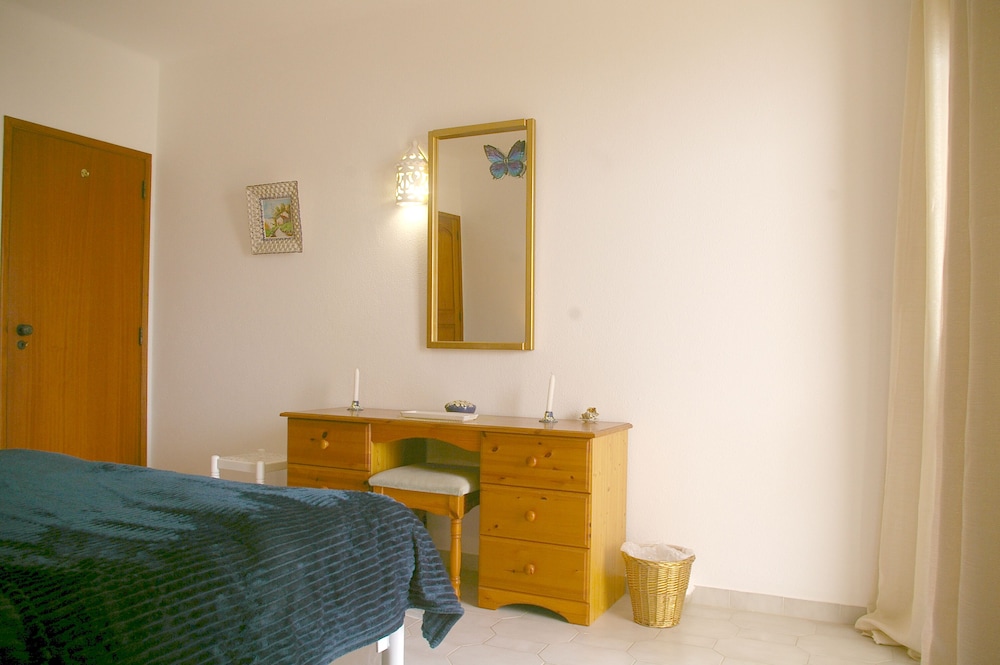 Lovely 2 Bedroom end Townhouse in Carvoeiro view 3