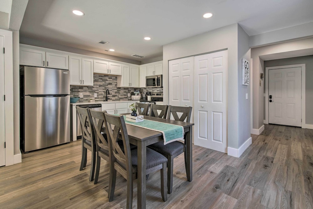 Chic Townhome ~ 6 Mi to Talking Rocks Cavern! view 5