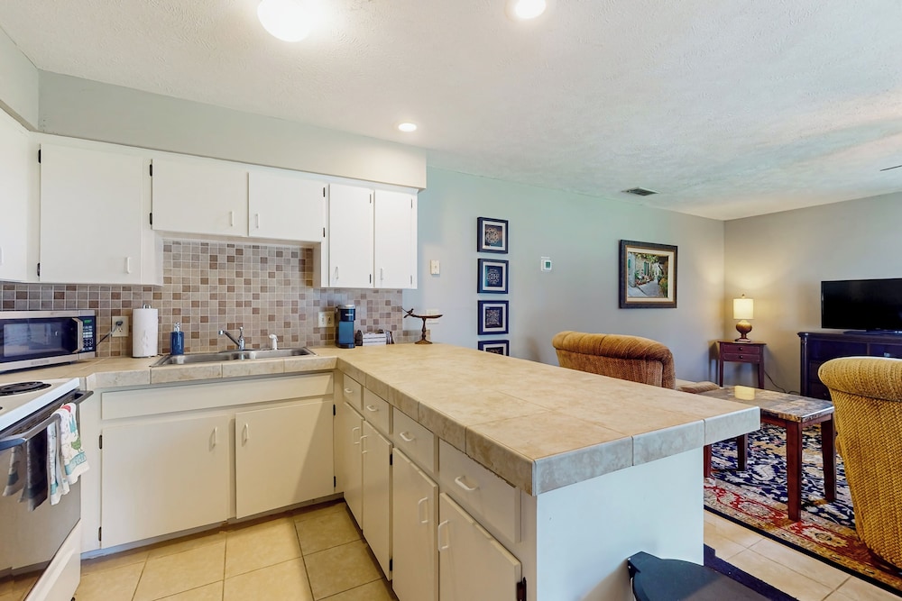 1 BR Guesthouse w/ Full Kitchen & Lake View
