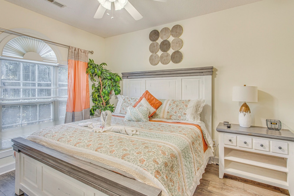 Swim, Putt & Play: Central Condo in Myrtle Beach!