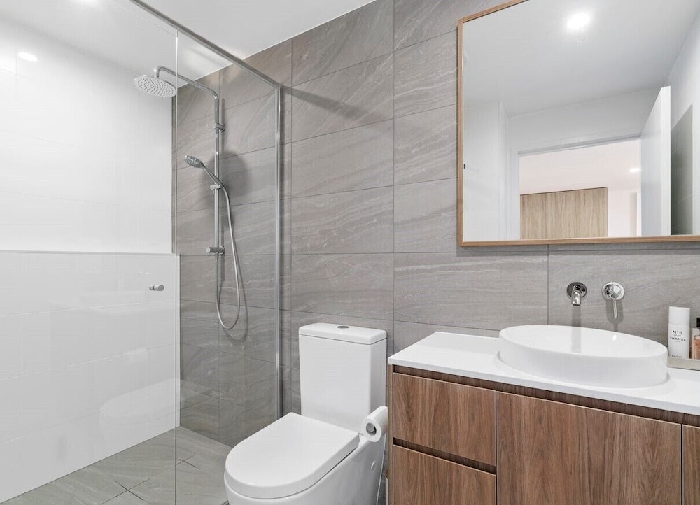 Luxury Palm Beach 1 BDR in The Village