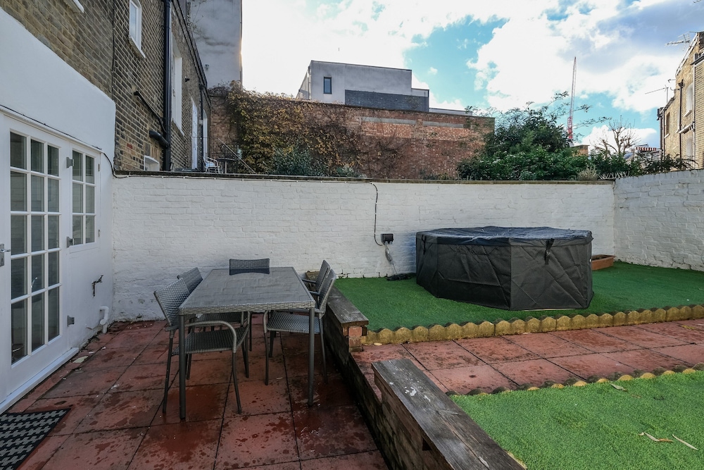 Luxury 3BR 2BA with Hot Tub and Garden