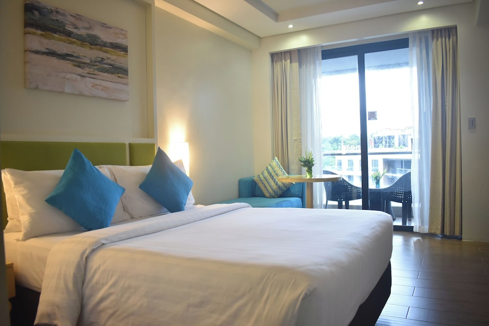 Poolside Escape Near Boracay’s Iconic Keyhole