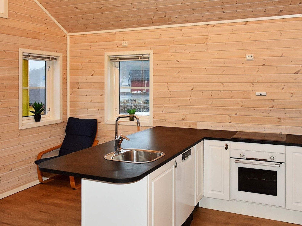 6 Person Holiday Home in Maloy-by Traum