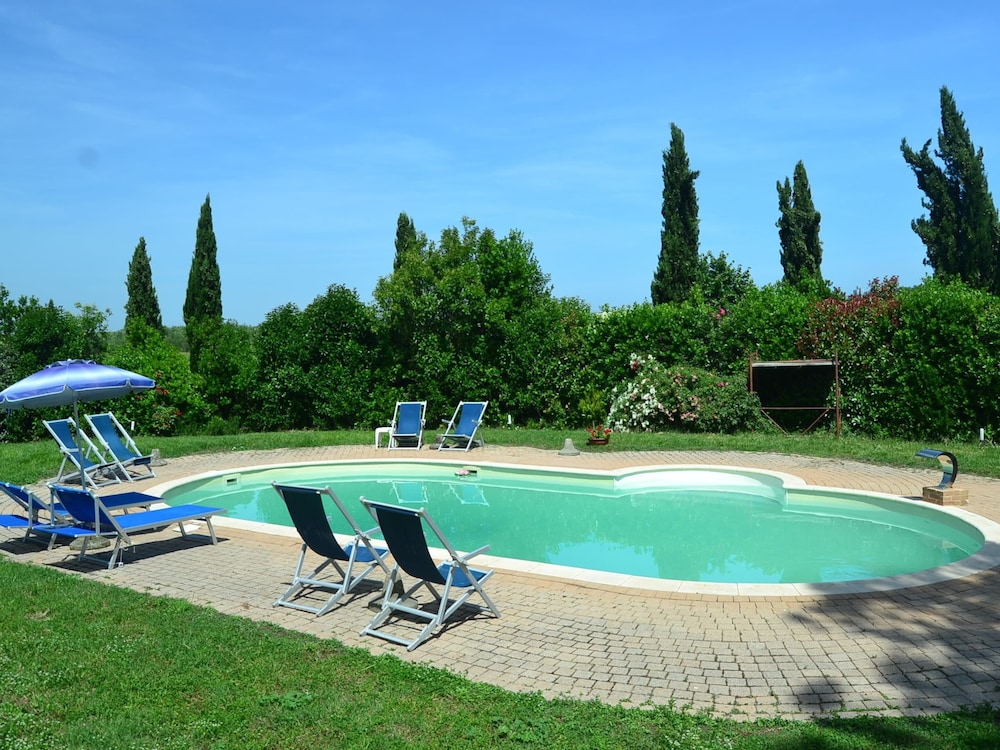 Farmhouse in Vinci With Pool & Vineyards view 4