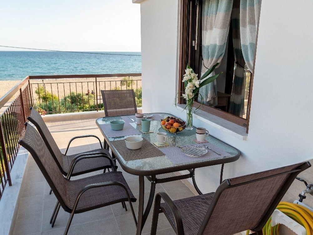 Dimi Seafront Partment by Rentals Pro