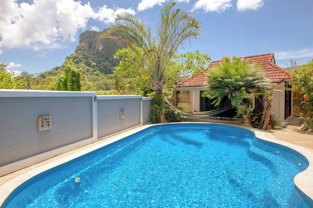 Villa With Private Pool and Mountain Views