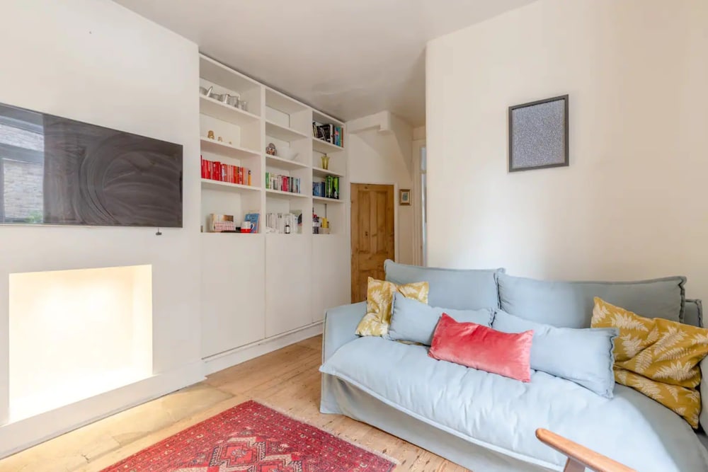 Newly Renovated 2 Bedroom Apartment in Earlsfield With Garden