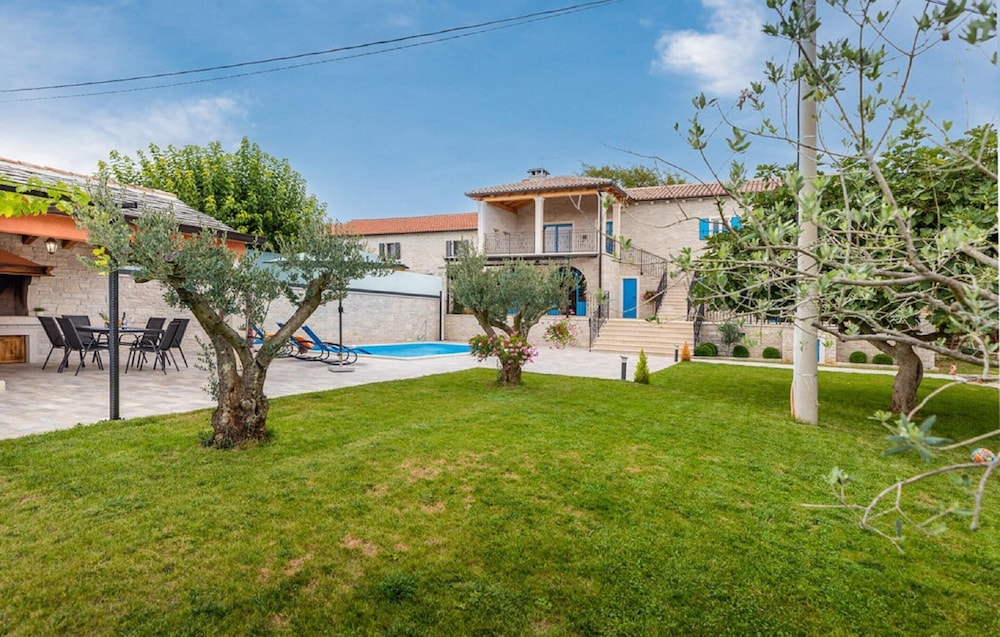 Stylish Villa With Swimming Pool and Garden