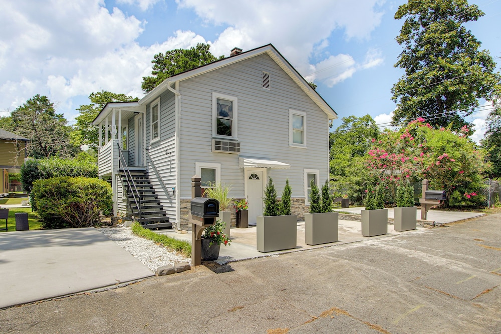 2 Mi to USC Campus: Peaceful Apartment w/ Yard