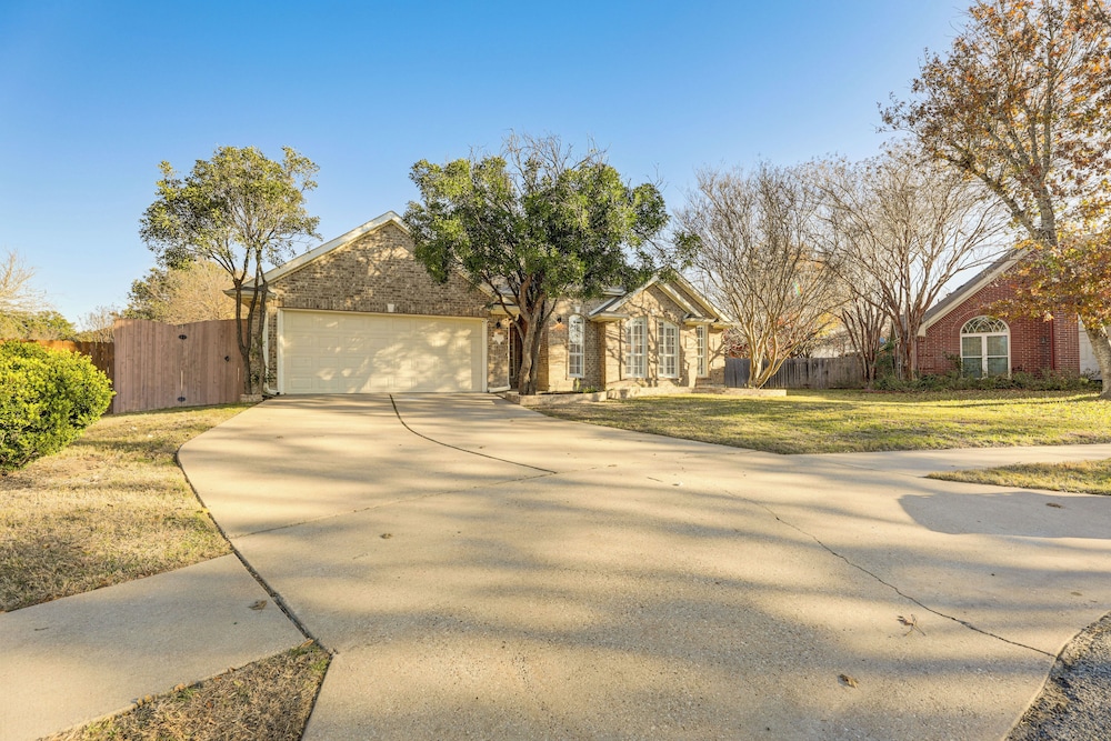 9 Mi to The Domain: Spacious Pflugerville Haven!