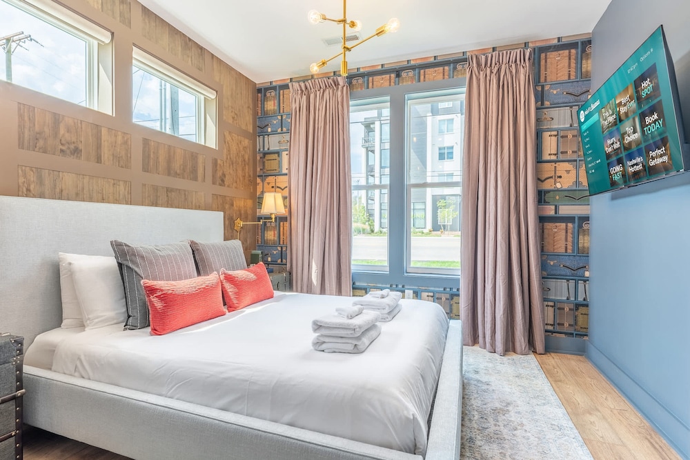 Luxe Group Stay With Hot Tub Rooftop Lounge