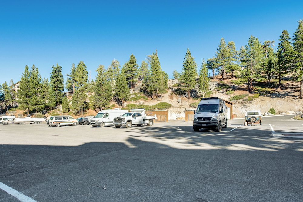 1 Mi to Stagecoach Chairlift: Stateline Condo