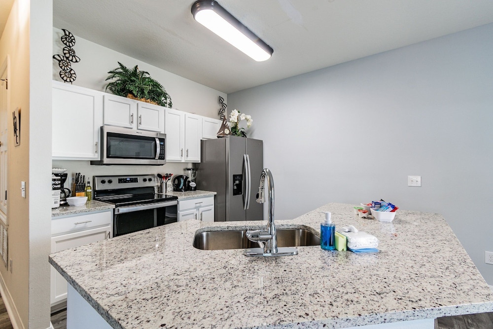 4BR Townhome w/ Pool in Bella Vida Resort