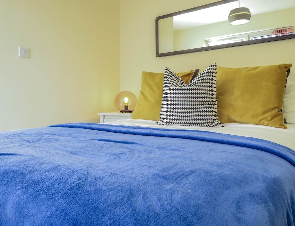 Tudors eSuites Birmingham Townhouse Private Garden Free Parking view 4