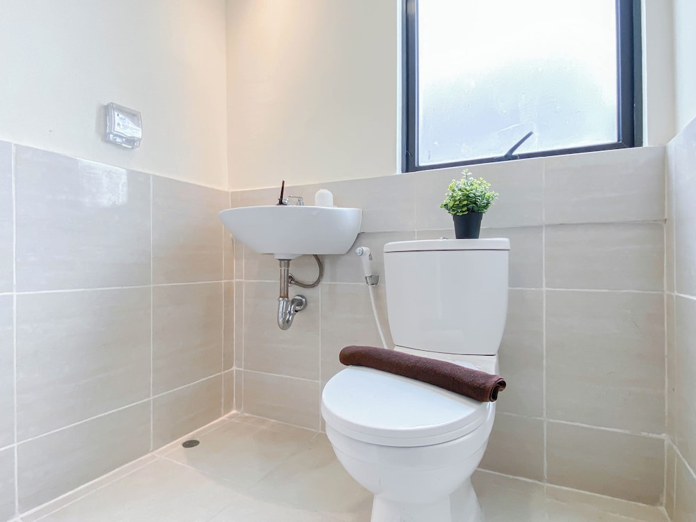 Warm And Cozy 1Br With Makeup Room At Meikarta Apartment