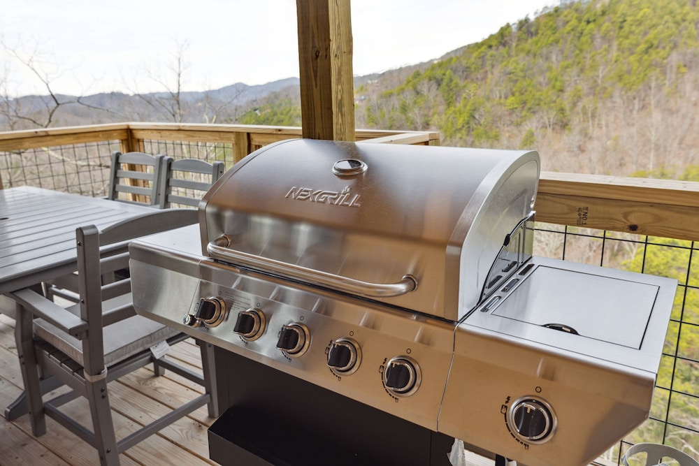 Enchanted Escape 3 Bedroom Cabin by RedAwning view 4