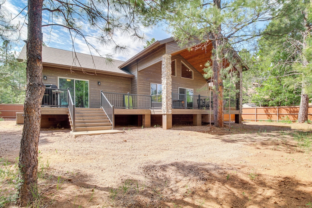 Fire Pit + Deck: Airy Cabin Near Pinetop Lakes view 5