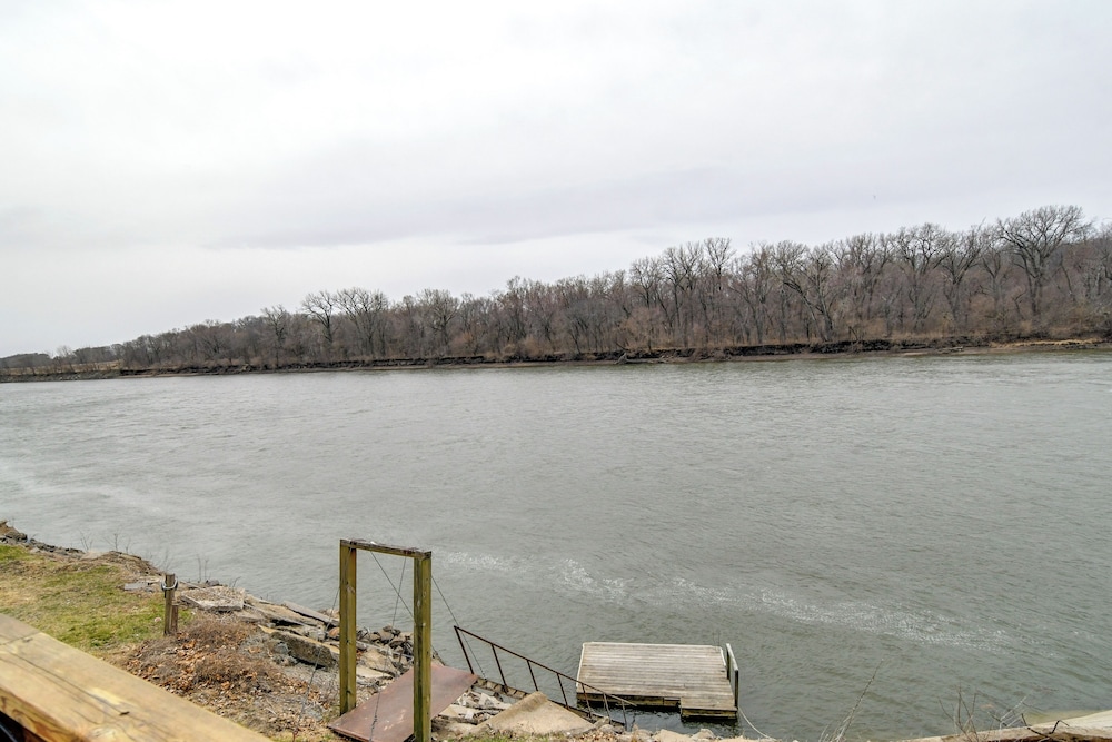 Riverfront Cabin Near Dtwn Pella w/ Game Room!