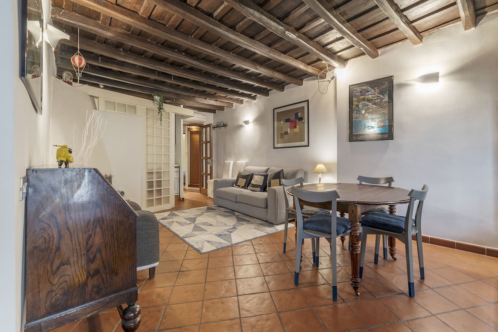 Stylish Flat Domus Aurea