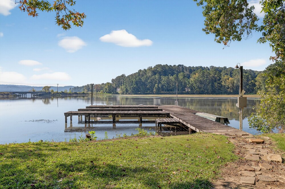 Cabin Unbound - Historic Lakefront Comfort 4 Bedroom Cabin
