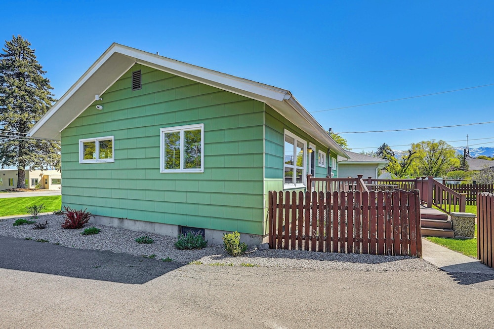 Walk to Flathead Lake: Airy Home w/ Mtn Views!