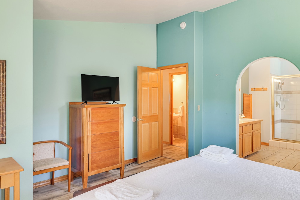 7 Mi to Beach: Home w/ Hot Tub in South Lake Tahoe