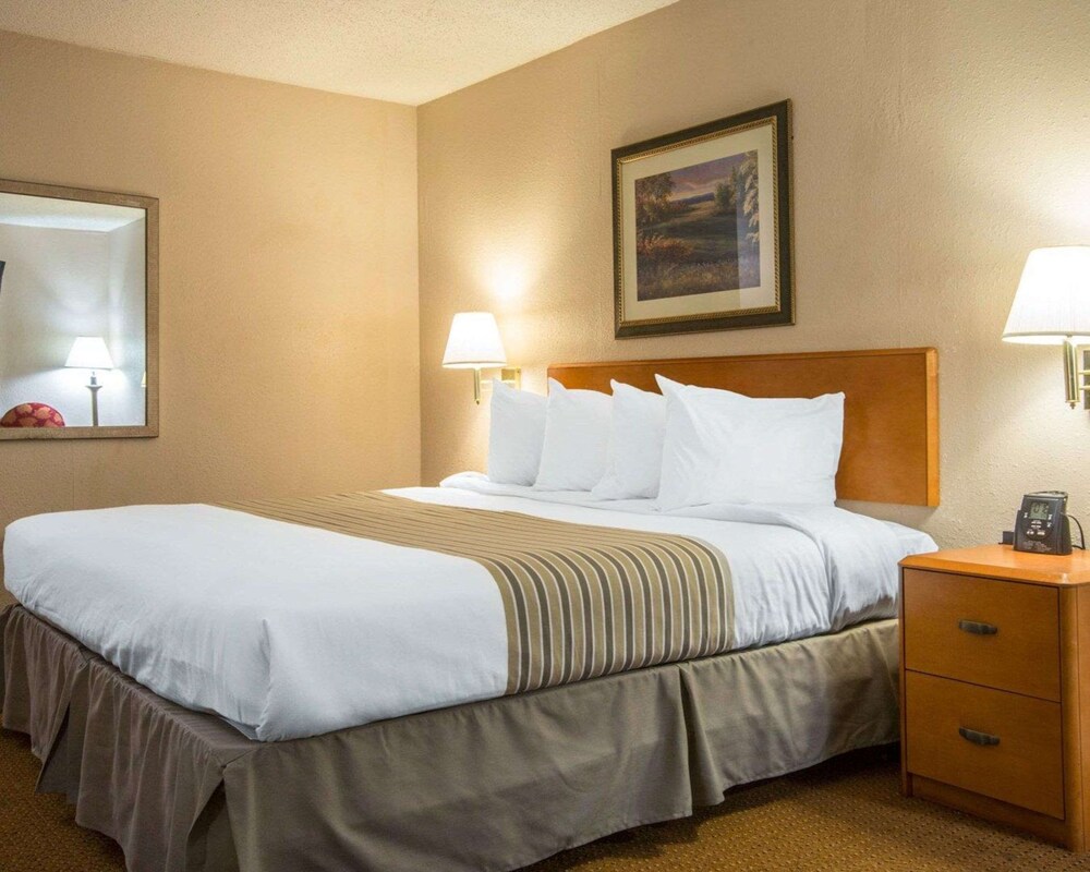 Econo Lodge Inn & Suites Columbus near Fort Benning