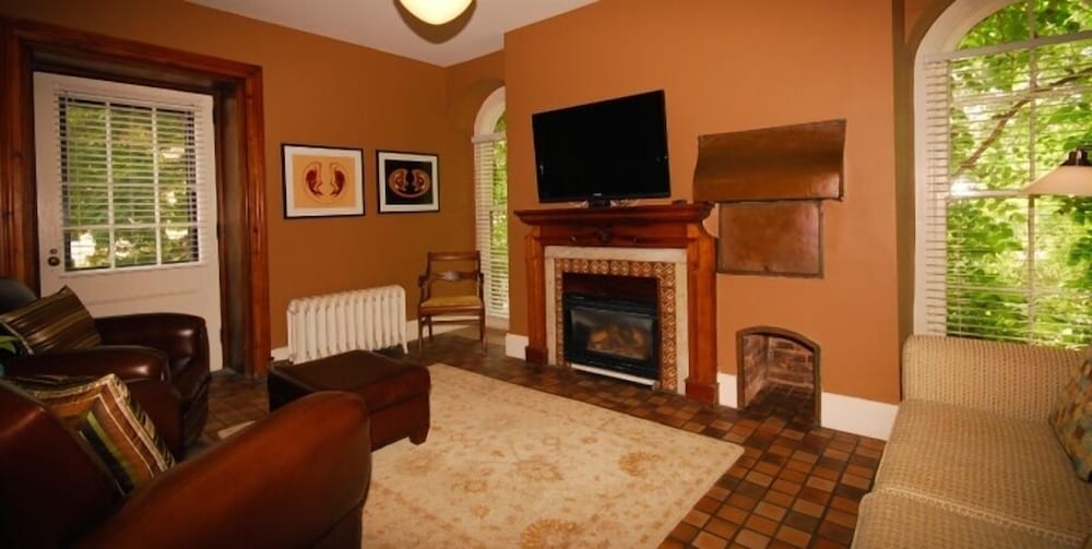 Frontenac Club Inn