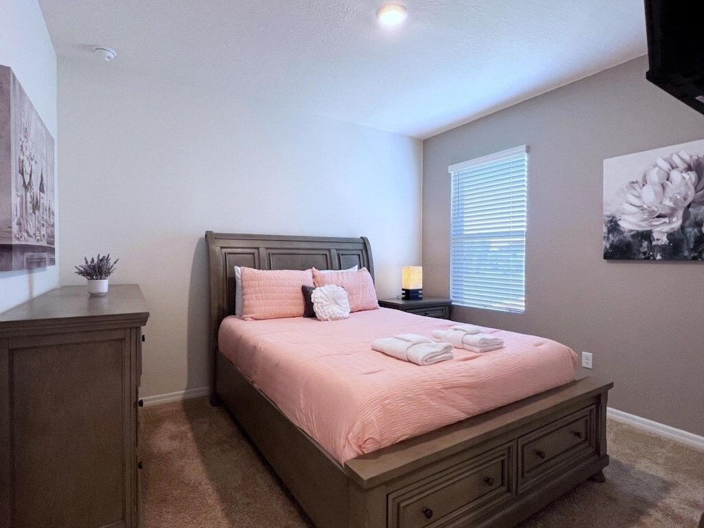 Beautiful 5 Bed Pool Home With Game Room-7543ol 5 Bedroom Home
